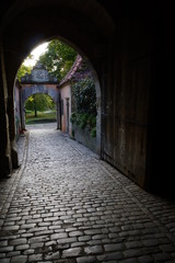 Blick stadtauswärts durch das Burgtor