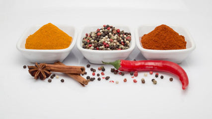 Beyaz zemin üzerinde baharat çeşitleri