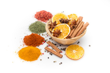 Beyaz zemin üzerinde baharat çeşitleri
