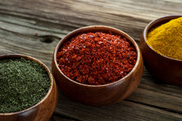 ahşap zemin üzerinde nane,biber ve zerdeçal