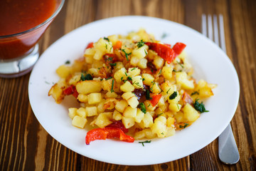 fried potato cubes with sweet pepper 