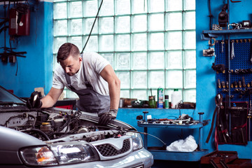 Car mechanic at work - obrazy, fototapety, plakaty
