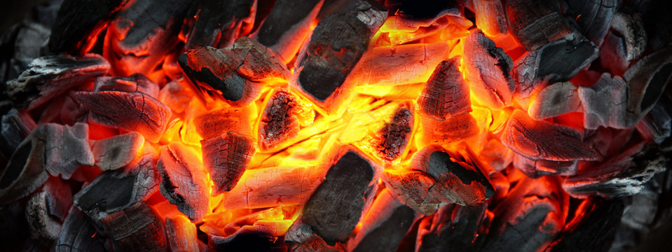 Gl&uuml;hende grillkohle
