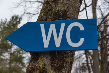 Fototapeta premium Blaues Hinweisschild WC zu den Toiletten