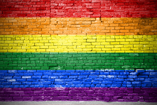 Ziegelsteinmauer mit Flagge Regenbogenfahne
