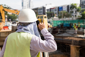 Engineer operating the dumpy automatic level instrument at const