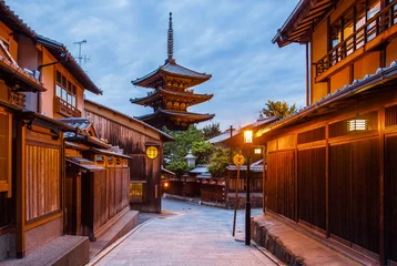 Fotobehang Kyoto Japanse pagode en oud huis in Kyoto bij schemering