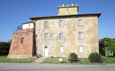 Fototapeta na wymiar Forte del '700 a Marina di Bibbona, Toscana, nel 2013.