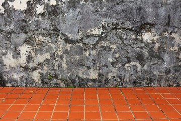 Fototapeta premium Rusty wall and tiled floor