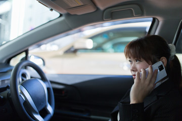 運転する女性