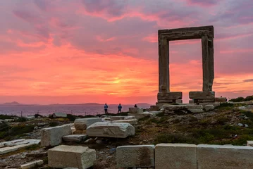 Papier Peint photo Monument artistique the Ancient marble gate "Portara" - the entrance to the temple of Apollo, Naxos island, Cyclades, Greece.
