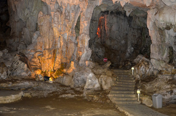 Grotte dans la baie d’Halong