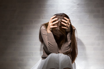 頭を抱える女性