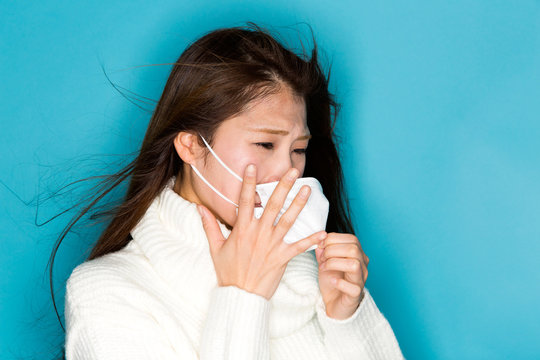 くしゃみをする若い女性 Stock Photo Adobe Stock