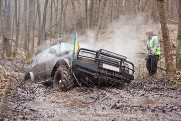 Jeep pulls the car out of the mud