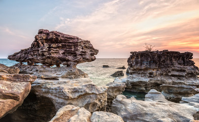 The fox limestone formation is toward the sun with the intercession tear formation The fox statue, truly evil wolf sunset towards the sun to make more interesting sunsets while watching