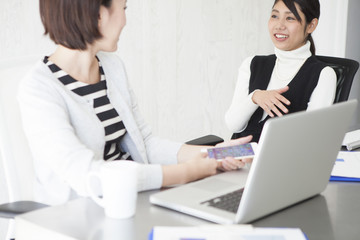Fototapeta premium Women are talking to during a break in the office