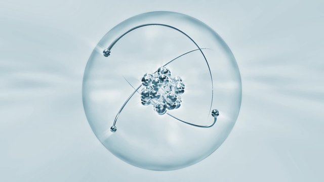 Atom mit Atomkern, Atomh&uuml;lle und kreisenden Elektronen auf einfarbig blauem Hintergrund 