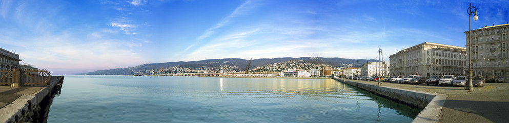 Porto di Trieste - panorama mattutino