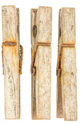  trois vieilles pinces à linge sur fond blanc 