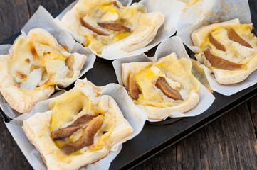 Mini pastry tarts with pears and blue cheese