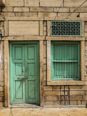 Porta e finestra chiuse di una casa di Jaisalmer, India del nord