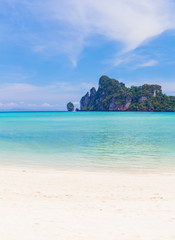 Fototapeta premium Beauty beach and limestone rocks in Phi Phi islands