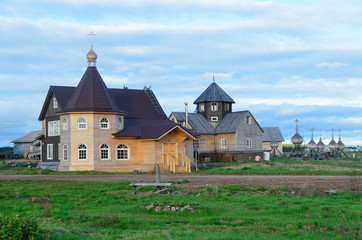 Вид на постройки Успенского комплекса старинный деревянных церквей в поморском селе Варзуга