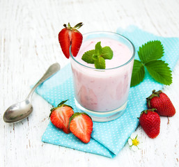 Strawberry yogurt with fresh strawberries