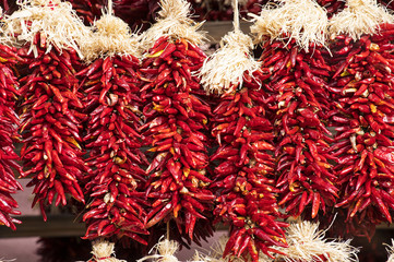 Naklejka premium Ristras z czerwonej papryki chili