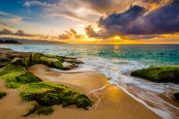 Piękny zachód zachód słońca na Hawajach
