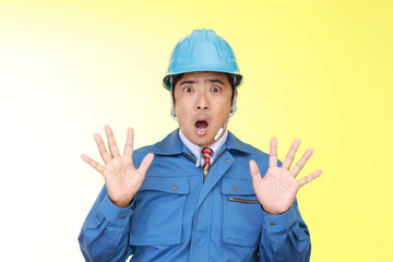 驚いた表情の労働者