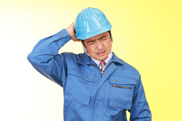 疲れた表情の労働者