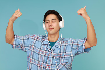 ヘッドフォンをする男性