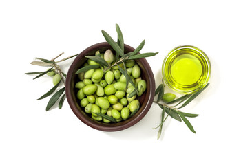 Olive verdi in ciotola di legno con olio extra vergine d'oliva in ciotola di vetro, isolate su...
