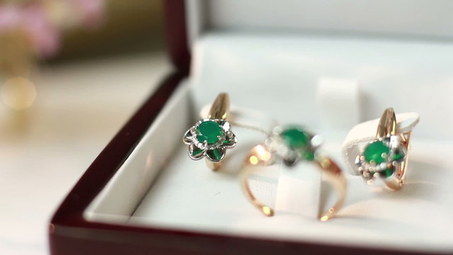 Jewelry set with emerald