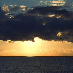 Obraz premium Dark cumulus clouds hovering over the sea