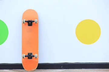 Tischdecke skateboard lean on wall © lzf