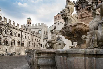 Papier Peint photo Fontaine The Neptune fountain in Cathedral Square, Trento, Italy