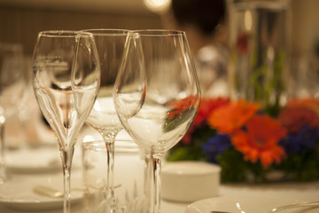 Champagne glass and wine glass that was placed on the table