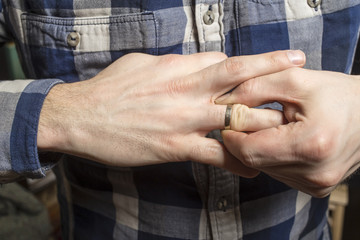 remove wedding ring from his finger