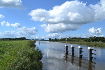 Dukdalfs met wolkenlucht bij brug boven de rivier de Oude IJssel