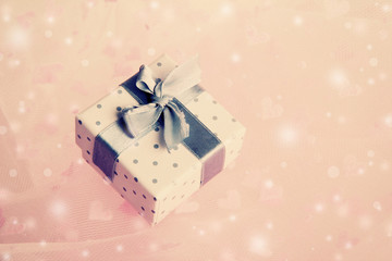 Fototapeta premium Beautiful gift box on pink background