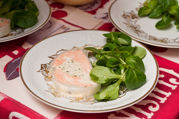 tranches de saumon farci accompagnés de salade de blé