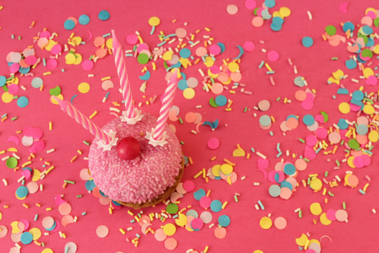 Cupcake on confetti background - happy birthday card