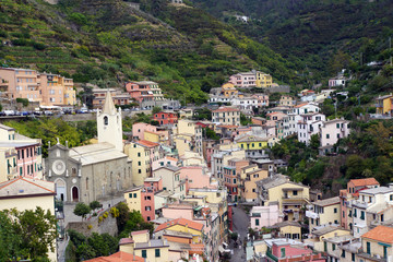 Fototapeta na wymiar Blick auf Riomaggiore am Küstenstreifen Cinque Terre