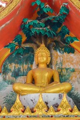 Obraz premium gold buddha statue in public temple thailand