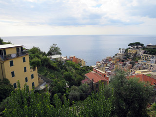 Obraz premium Blick auf Riomaggiore am Küstenstreifen Cinque Terre