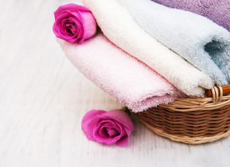 Obraz na płótnie Canvas Bath towels with pink roses