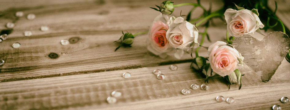 Herz mit Rosen vor Holz